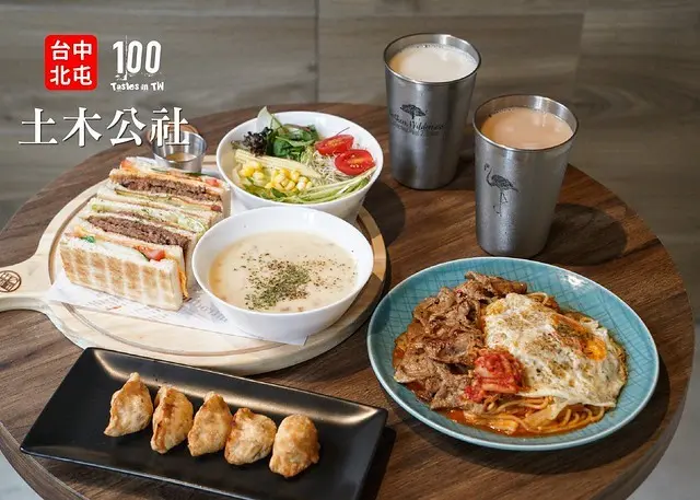 【台中北屯美食】土木公社炭烤土司（昌平店）｜活力早餐提案，宛如置身咖啡廳用餐！特製花醬雙牛三明治招牌必點！炭烤土司襲上一身菱格紋，口感軟中帶酥、夾餡豐富誠意十足！