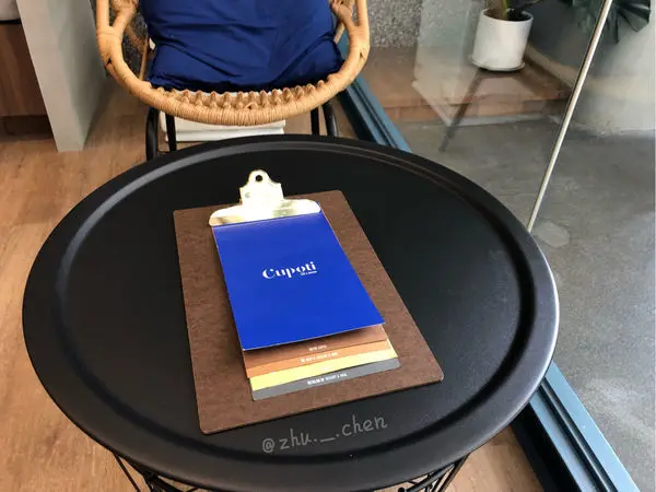 台中 南屯 「 Cupoti Cafe 咖波堤 」採自助式點餐，提供早午餐、咖啡、甜點、調酒等，晚上時段也能小酌一下🍸