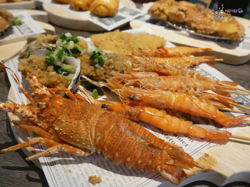 【中原夜市美食】高記粉圓附近《雞木盒子-炸物專賣店》可以內用聊天的雞排店~還有雞排加棉花糖和龍蝦海鮮拼盤 | 哪哪麻