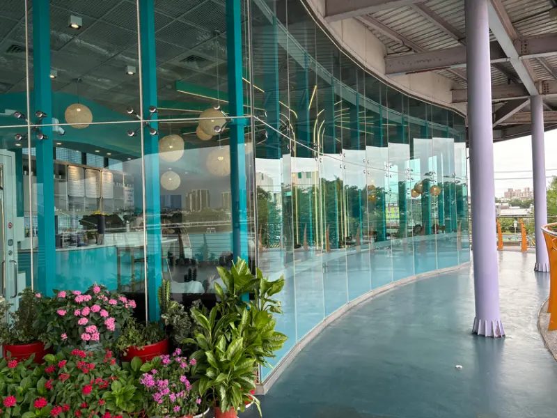 《桃園❤️龍潭》龍咖啡Long coffee，龍潭大池旁喝咖啡、下午茶的好所在！大片玻璃窗看風景好愜意～