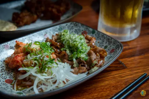 假日人氣滿滿的燒烤居酒屋，晚來就沒位置囉~