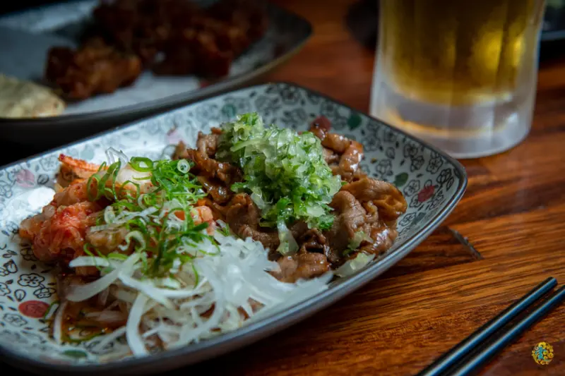 假日人氣滿滿的燒烤居酒屋，晚來就沒位置囉~