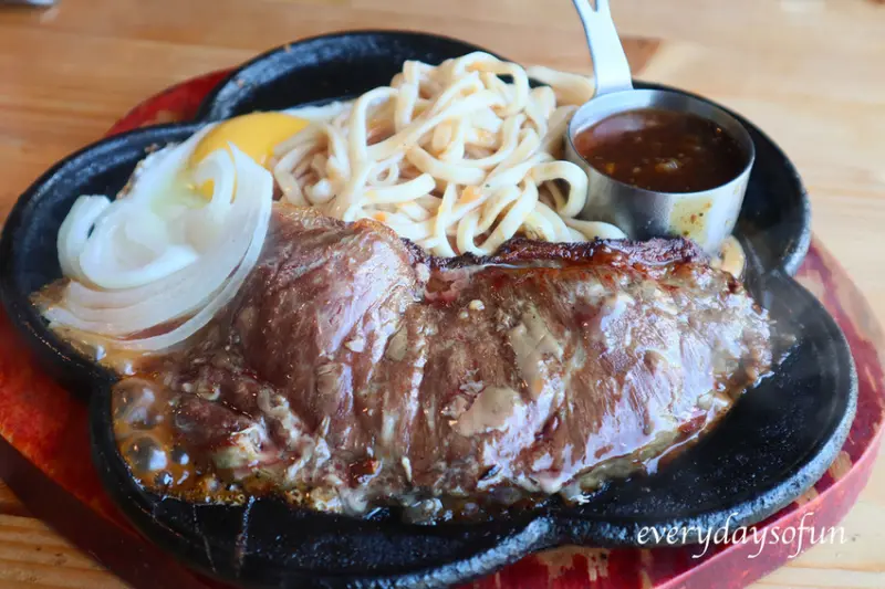 台南餐廳∥享受排餐也能吃飽飽，比臉還大的主餐，還有珍奶、濃湯、沙拉、吐司及飲料吃到飽∣19House炙燒牛排仁德店