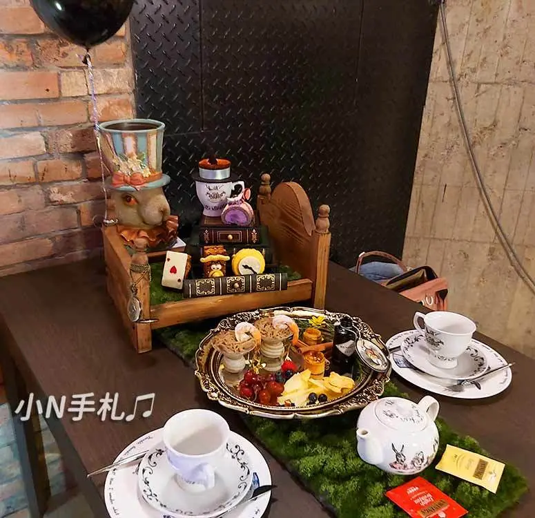信義區美食:She_Design酒吧「瘋帽子茶酒派對」愛麗絲主題下午茶，拍照拍到手軟啦～台北創意下午茶