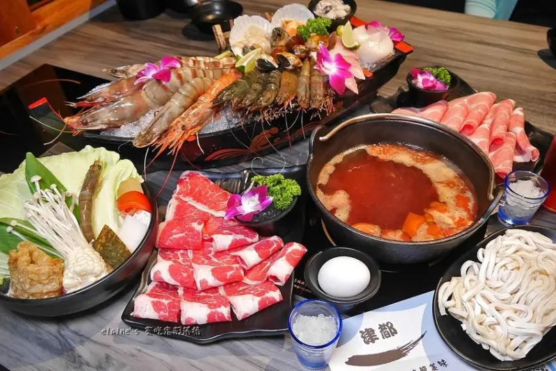 吃。台北松山《津都鍋物》比手還要大的巨大肥豬蝦，來津都鍋物就吃的到喔。民生社區火鍋推薦。民生社區鍋物推薦