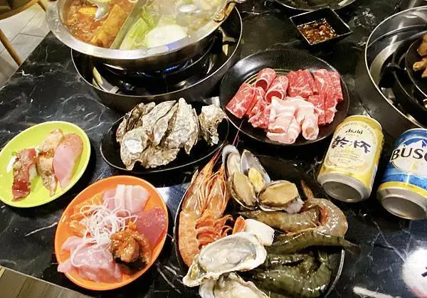 台北吃到飽+啤酒喝到飽│嗨蝦蝦百匯鍋物-提供生魚片、和牛、天使紅蝦、生蠔、握壽司..等百種食材吃到飽，外加各國啤酒讓喝到飽