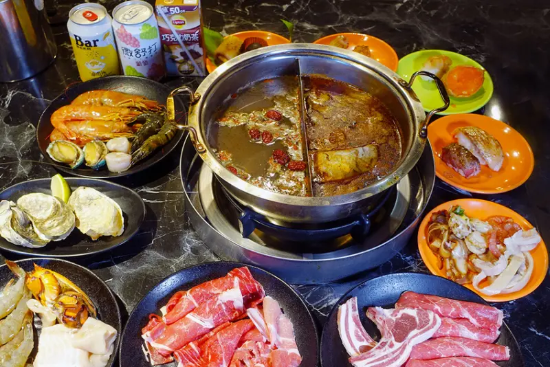 台北春酒/尾牙/中秋聚餐吃到飽推薦-嗨蝦蝦百匯鍋物吃到飽，和牛/生蠔/鮑魚/啤酒生魚片壽司等百款食材吃到爆