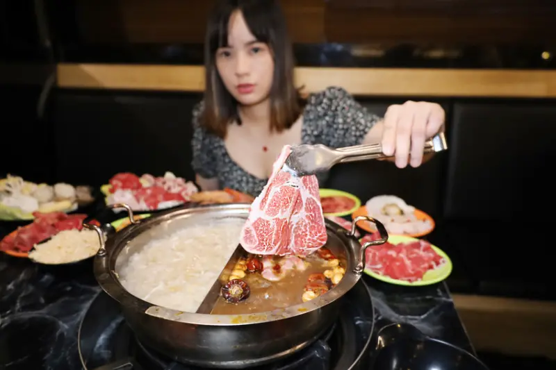 中山區火鍋吃到飽推薦→嗨蝦蝦百匯鍋物吃到飽-美國極黑和牛、天使紅蝦、頂級握壽司、生魚片、烤生蠔、高級海鮮扇貝、各國啤酒無限暢飲