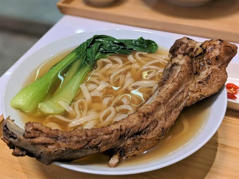 星廚湯麵｜限量蒜香炙燒肉骨茶麵！驚呼連連的超大根肋排！正統星式白胡椒肉骨茶湯底！健康又風味十足的舒肥料裡！台北異國料理推薦、台北新加坡料理推薦、台北肉骨茶推薦、中山牛肉麵推薦、中山肉骨茶推薦