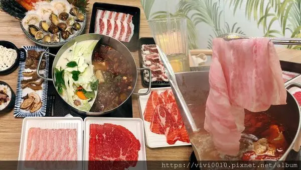 台北.信義-夏部火鍋-信義ATT，超高CP值火鍋吃到飽，NT$499起就能大飽口福，還有扭蛋夾夾樂，有機會免費吃波士頓大龍蝦喔!