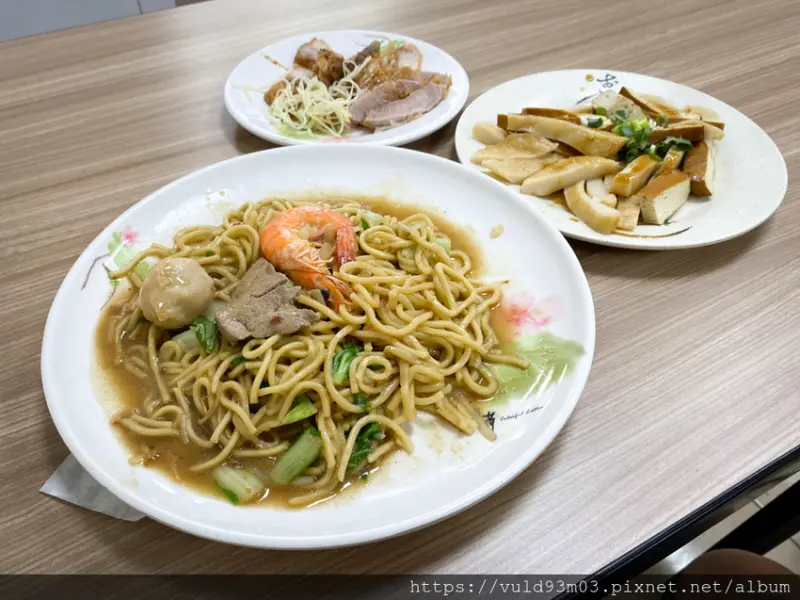 新竹美食。吃 | 竹蓮什錦麵 | 原竹蓮市場什錦麵。搬家後變身文青什錦麵店。在地CP值爆棚傳統小吃。高清爽湯頭料又多。現煮麵體需要耐心等候