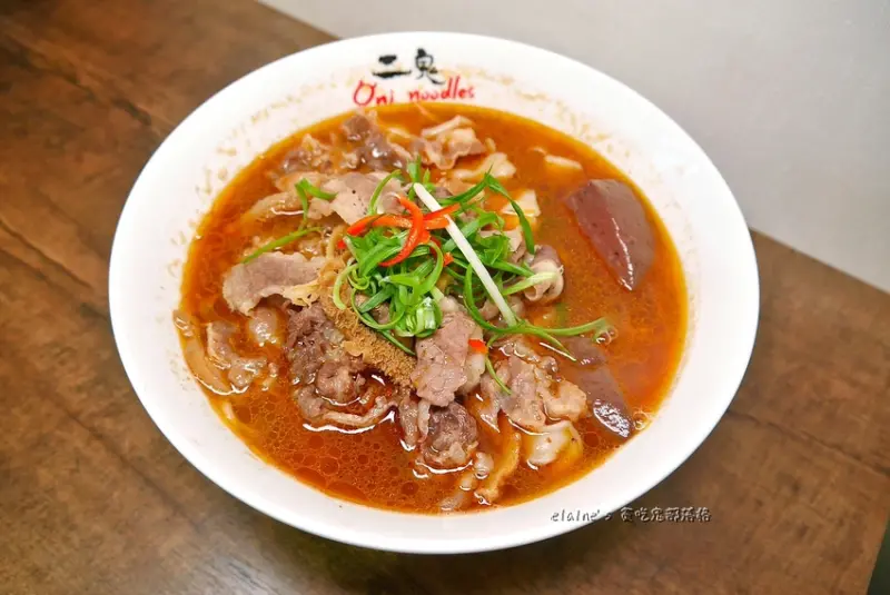 吃。新北新店《二鬼麵舖 Oni Noodle 大坪林店》講求麵Q湯鮮，料豐味美，難怪阿連像餓鬼一樣吃光還回味無窮。新店牛肉麵推薦