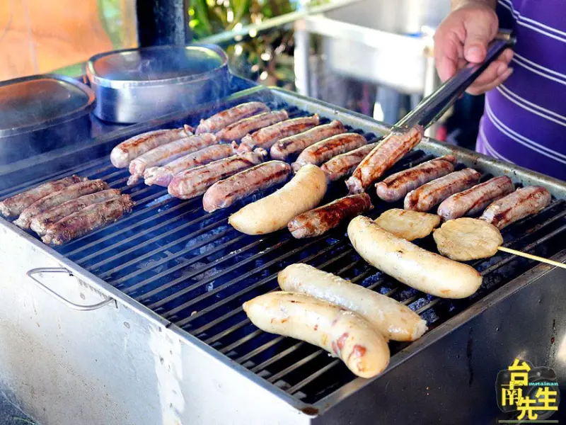 台南大腸香腸／使用木炭烘烤香氣撲鼻／傳統古早味飄香將近20年／純手工自製香腸／在地人的下午茶／藏身小街道沒有觀光客／老饕帶路隱藏版美食