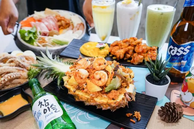 O八韓食新潮流║夏日新品浮誇上市，鳳梨鮮蝦石鍋拌飯、芒果風味韓式炸雞，舒適小清新風格，視覺、味覺大滿足(近中科商圈福科國中旁)