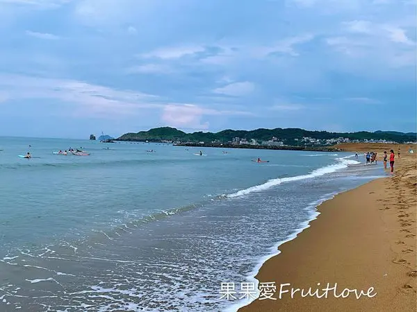 北海岸旅遊 玩水.衝浪 推薦 中角海濱公園 ，距離金山老街只要6分鐘車程 有沖洗、有飲水機。親子寵物友善
