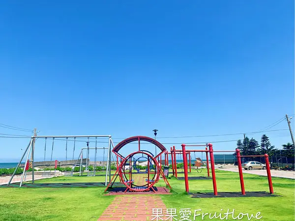 盪著鞦韆看海  好舒服～苑裡免費親子設施 多種鞦韆選擇  還有籃球架跟沙灘可以戲水 苑裡濱海公園 苗栗親子寵物友善免費景點