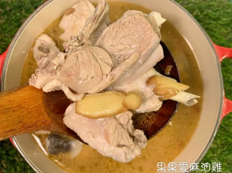 一個人也可以輕鬆享受麻油雞　秋冬限定販售　無添加防腐劑　可以帶至清水地熱加熱　或是在家隔水加熱