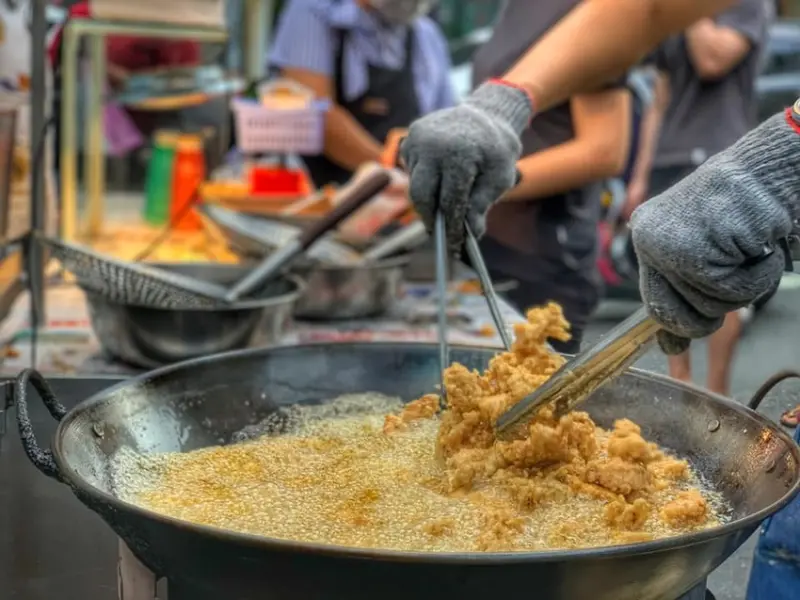 台南夜市 【小上海香酥雞總店】 台南永康國小夜市 一個禮拜只賣二天，一開賣就大排長龍  台南夜市小上海│台南禮拜三、六夜市