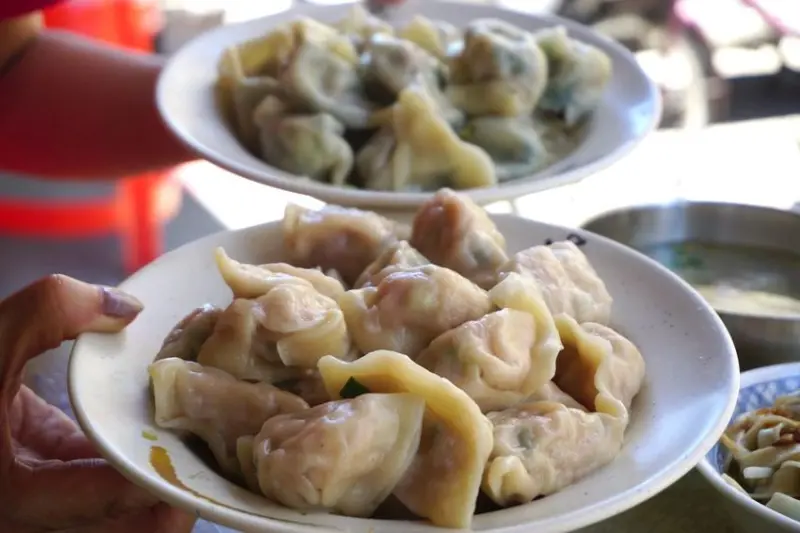 台南必吃銅板美食 台南南區 【盧家麵食】這個年代居然可以喝到10元的餛飩湯！吃到2元的水餃！老闆也太佛心了吧~ 台南麵店推薦│台南南區麵店│月底救星