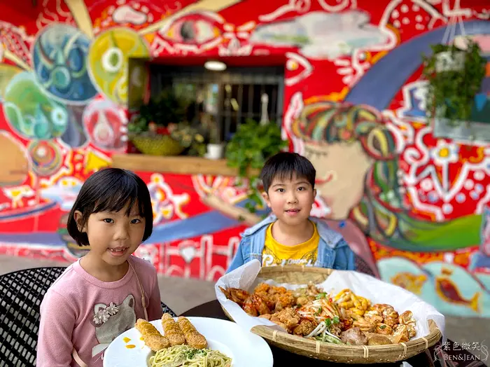 老屋改建庭園咖啡館，大片的綠地、黑板、挖沙池、彈珠台，竹篩盤裝炸物小點，好有趣喔 親子旅遊嗨翻天 適合好友約會談心｜宜蘭冬山梅花湖美食咖啡廳推薦【七路咖啡】