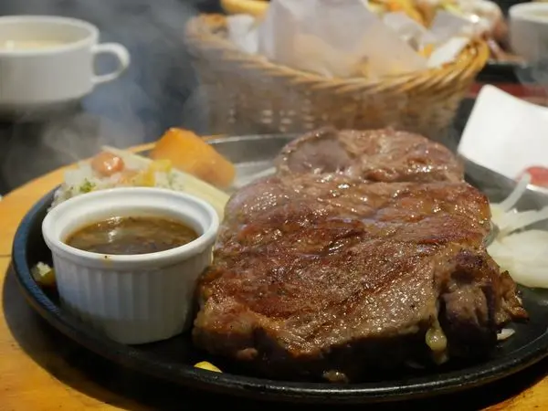 【宜蘭礁溪美食】隔著螢幕都還可以聞到香味～礁溪超平價牛排，厚實大沙朗只要390元！博客重量級牛排