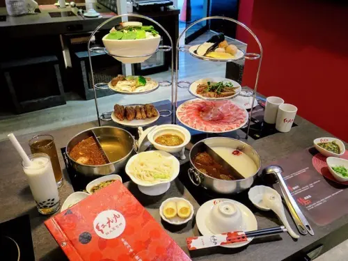  【台北東區火鍋】紅九九個人鴛鴦鍋，老饕必點-秘制火焰牛五花，蜂巢豆腐吸收飽滿湯汁，鍋底、鴨血和豆腐可免費續加!