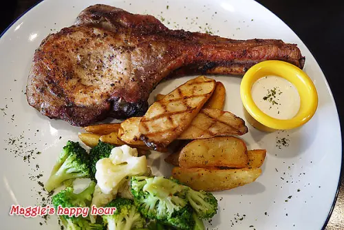 【水牛城美式餐廳 BFLO】超豪邁的炭烤戰斧豬排。招牌水牛城酸辣雞翅        
      