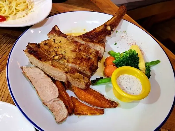 台北市中山區大直捷運站[大直水牛城美式餐廳BFLO] 大直美食推薦之美式就是好吃! 戰斧豬排超豪邁但口感卻很細緻! 辣雞翅好有美式風酥香辣~2019食記