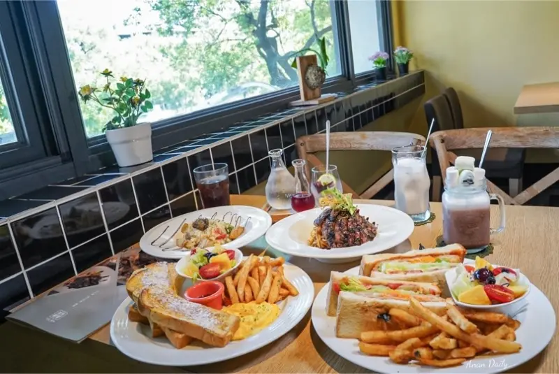 | 高雄美食 | 平價大份量早午餐讓你吃飽飽/大推醬烤choice牛排義大利麵/沐光・輕食