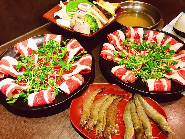 ||吃。台北|| 火鍋世家 平價好吃 用餐環境寬敞
