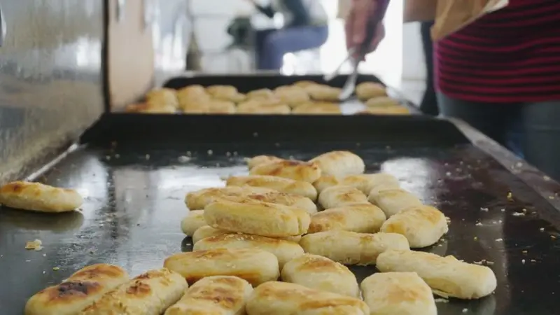 新營小吃美食 台南新營區 【新營燒餅】新營的誠實商店，自己夾燒餅自己算錢，有時還要自己找錢了～