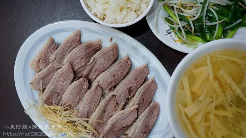 新營小吃美食 台南新營 【阿添鵝肉 】 CP值爆錶！！點份鵝肉居然還會附一大碗筍湯和一大盤韭菜豆芽菜！新營必吃│台南旅遊│新營美食