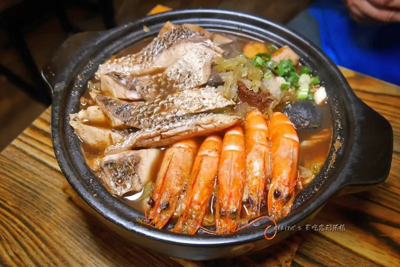 吃。新北蘆洲《發記麻辣火鍋 三民店》必吃雙拼爆鍋，麻辣湯頭入口回甘不燥熱，鴨血滑嫩好入味。蘆洲麻辣火鍋推薦。蘆洲麻辣鍋推薦