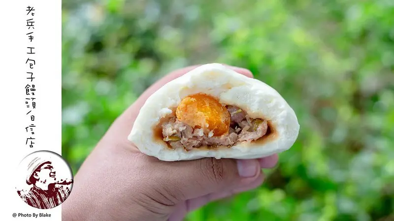 用整顆蛋黃入餡的肉包子，一咬下去竟然還會噴汁，這家用料實在的包子店價格很親民｜布雷克出走旅行視界