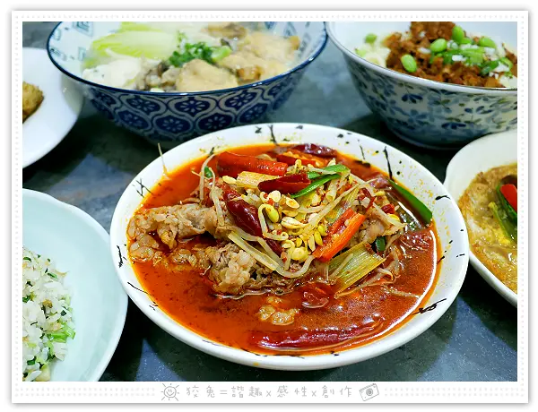 [高雄食記] 芳師傅私房菜~隱身單行道內的人氣川菜功夫菜！高雄中式合菜餐廳推薦！另有單人獨享餐！分享文章即享九折優惠！