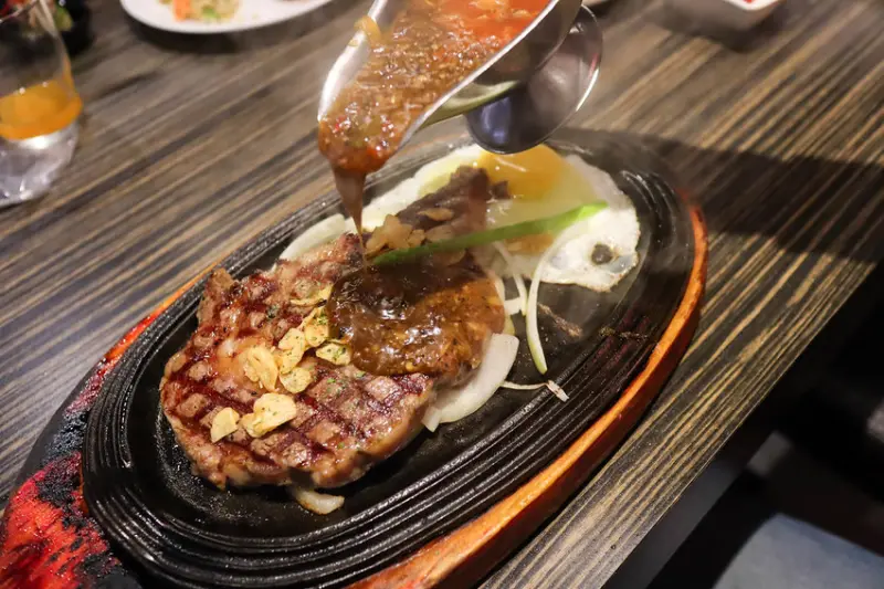 (南京復興站)中山區美食-凱薩牛排西餐,一週只開五六日三天人氣排餐店,點主餐自助吧隨你吃到飽,C/P值高近遼寧夜市