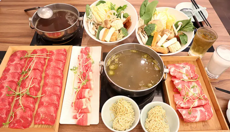 東區涮涮鍋推薦｜母湯火鍋專門店｜18種湯頭｜清爽適中濃郁任選｜挑戰全台湯頭總類最多｜舒適寬敞可包場｜菜盤可以換肉盤或海鮮｜價位中上｜東區火鍋推薦