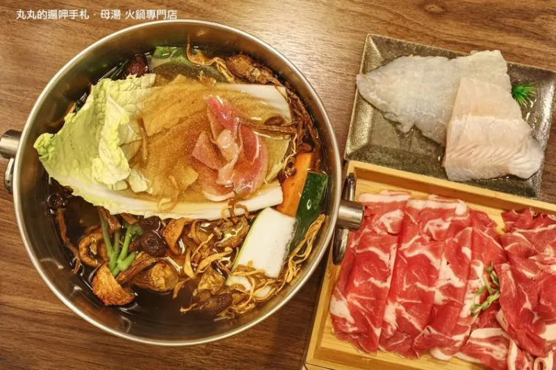 東區火鍋推薦。母湯火鍋專門店。18種任選創意湯頭東區涮涮鍋推薦。菜盤可換肉盤。美國Prime嫩肩牛、紐西蘭小羔羊(菜單Ｍenur價格)忠孝復興美食