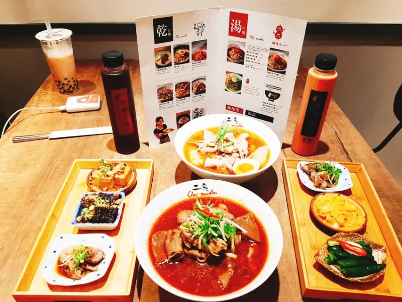 【板橋美食】─二鬼麵舖🍜府中店麻辣黑牛嫩肩、青麻香草豬五花、泰式奶茶