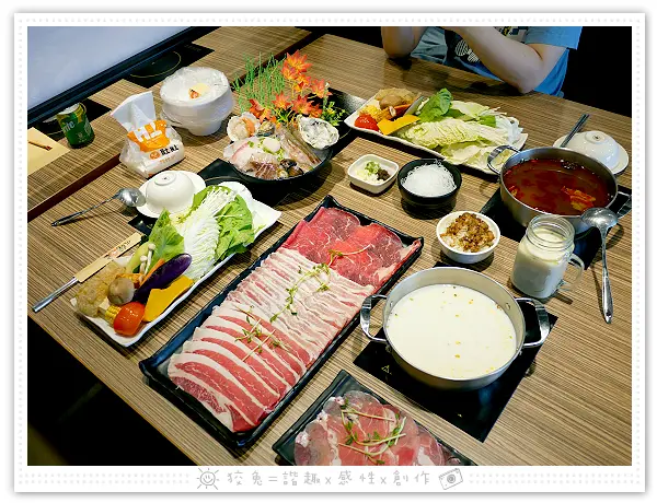 [嘉義食記] 火鍋世家‧嘉義尊爵店~無限量供應多款冷熱飲、冰品、甜點！推薦桂花牛奶湯、辛香麻辣湯、獨吞時尚海陸鍋、肉狂總匯鍋！壽星優惠！