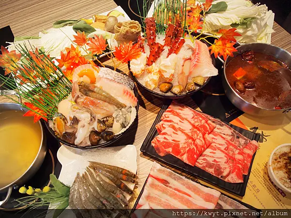 【嘉義超狂火鍋】火鍋世家嘉義尊爵店。超浮誇海鮮拼盤，活蝦、帝王蟹、龍蝦、熟成牛肉通通有，CP值超高｜火鍋世家嘉義尊爵店菜單