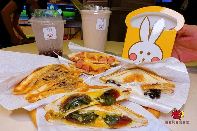 [食記] 新竹東區-樂兔洋食行 香濃松花皮蛋乳酪吐司 天然彩虹乳酪吐司 吃得到一整顆桑葚的小農桑葚氣泡飲
