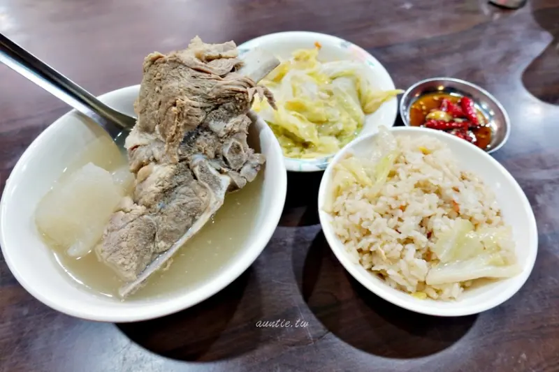 【台北】原汁排骨湯 本舖 軟嫩夠味大骨肉 香甜蘿蔔排骨湯配高麗菜炒飯推薦