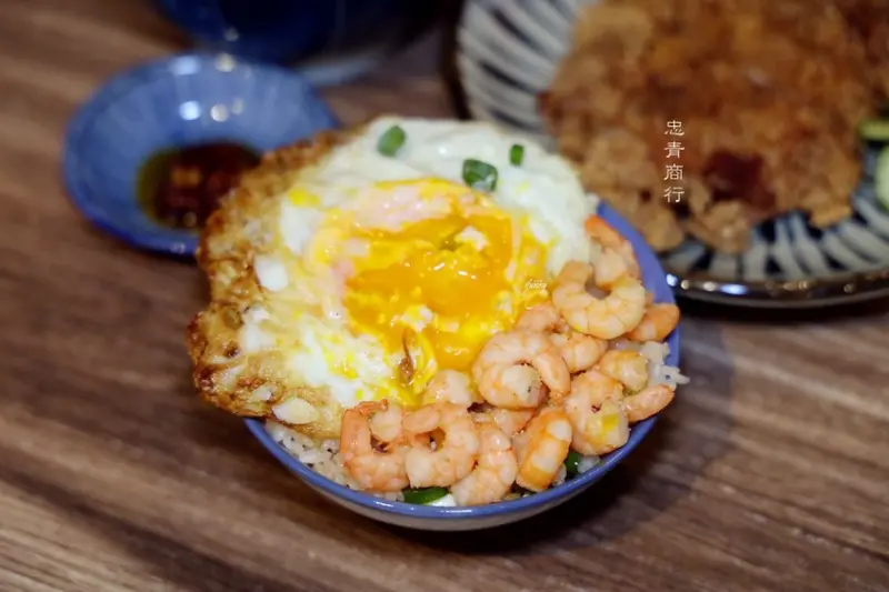 善導寺站 | 忠青商行~文青風飯館 加好加滿蝦仁飯 油香滿溢蔥油雞拌麵 古早味炸排骨 - ifunny 艾方妮的遊樂場