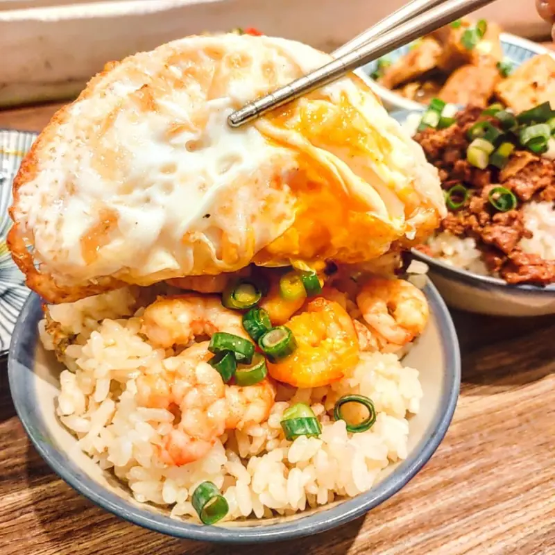 Taipei, Taiwan 忠青商行/ 每次看到蝦仁飯，就想到之前去台南都沒有吃到😭現在，不用去台南就能吃到啦😍而且，就在超人氣的雙月隔壁而已喔。