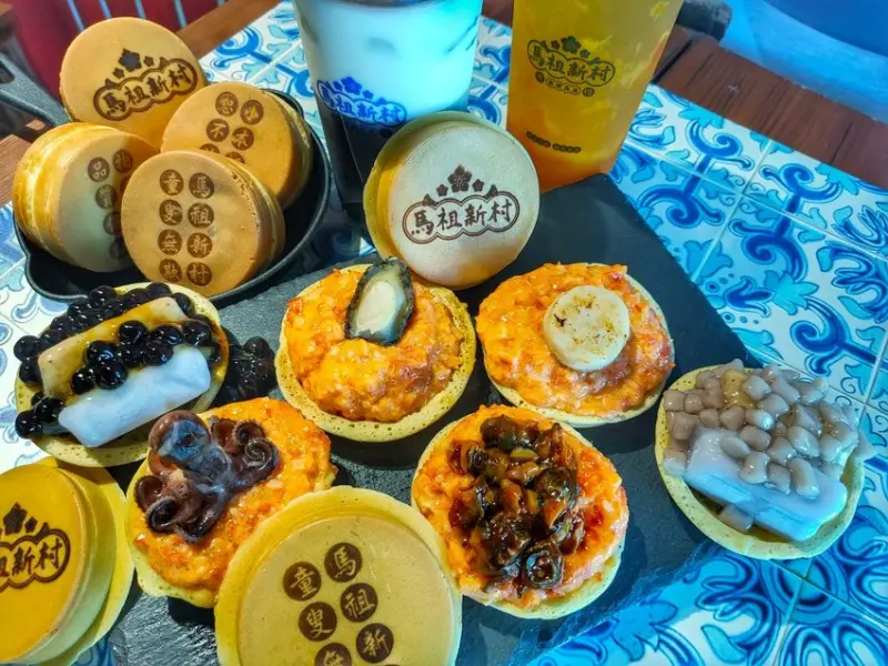 全台最貴的車輪餅在這裡，裡面包了龍蝦沙拉跟鮑魚，還有干貝.章魚人，全台只有這裡才吃的到