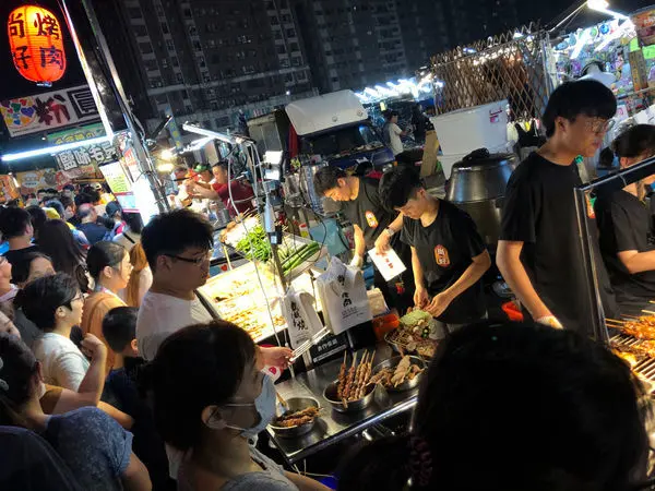 旱溪夜市 尚好烤肉，新鮮現烤在久都值得，旱溪夜市排隊美食超大串烤肉。