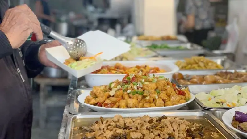 台南便當 台南中西區  【三姐食堂】台南超強自助餐，激推「蒜頭雞腿飯」！！