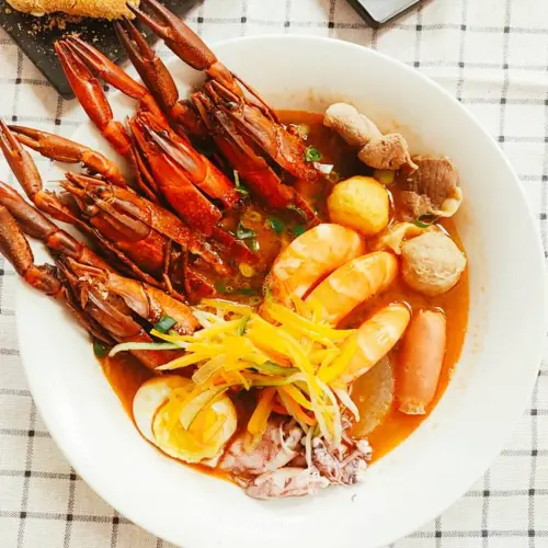 New Taipei, Taiwan 吉祥鍋燒麵/ 浮誇系鍋燒麵來報道，就在三重區巷弄裡的吉祥鍋燒麵🙌料滿到看不見底下的鍋燒麵😎禪師海鮮小龍蝦鍋燒麵，端上桌的時候，直接被這誇張的用料嚇爆😱