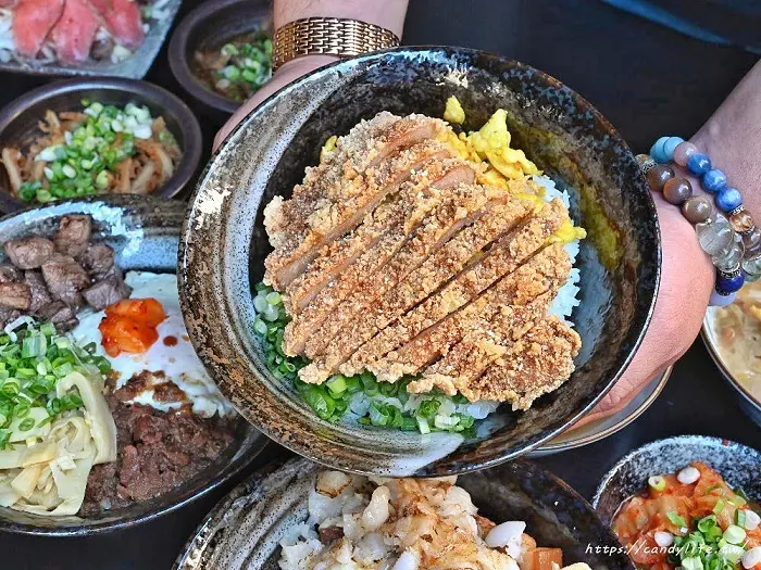 旻哥古早味│台中也吃的到高雄人氣牛B飯，每日限量，還有人氣酥炸肉排飯，超大塊只有銅板價，營業至凌晨12點～